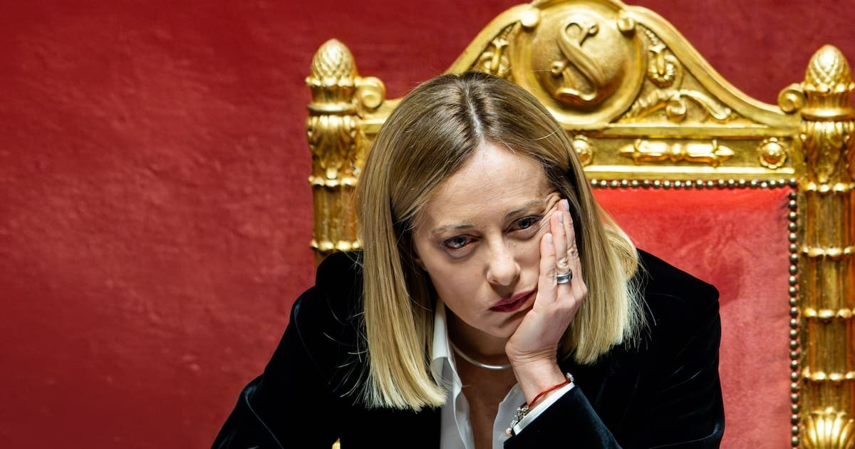 Die italienische Ministerpräsidentin Giorgia Meloni spricht vor der Tagung des Europäischen Rates vor dem Senat.