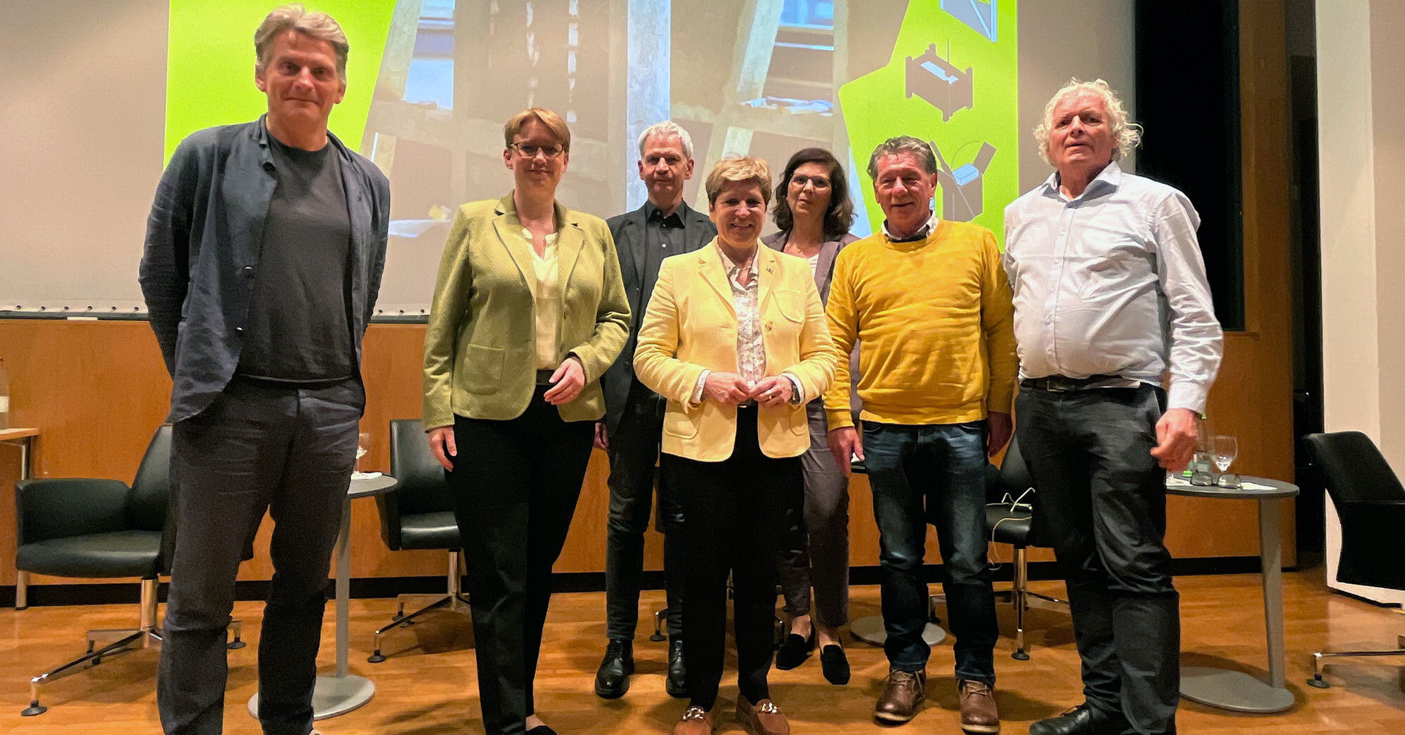 Von links nach rechts: Martin Haas (haascookzemmrich STUDIO 2050), Staatssekretärin Andrea Lindlohr, Ulrich Röhlen (2. Obmann des Normenausschusses Lehmbau, 2. Vorsitzender des Dachverbands Lehm e.V.), Ministerin Nicole Razavi, Moderatorin Jutta Fuchs, Waldemar Eider (eiwa Lehmbau GmbH) und Martin Rauch (Lehm Ton Erde Baukunst GmbH).