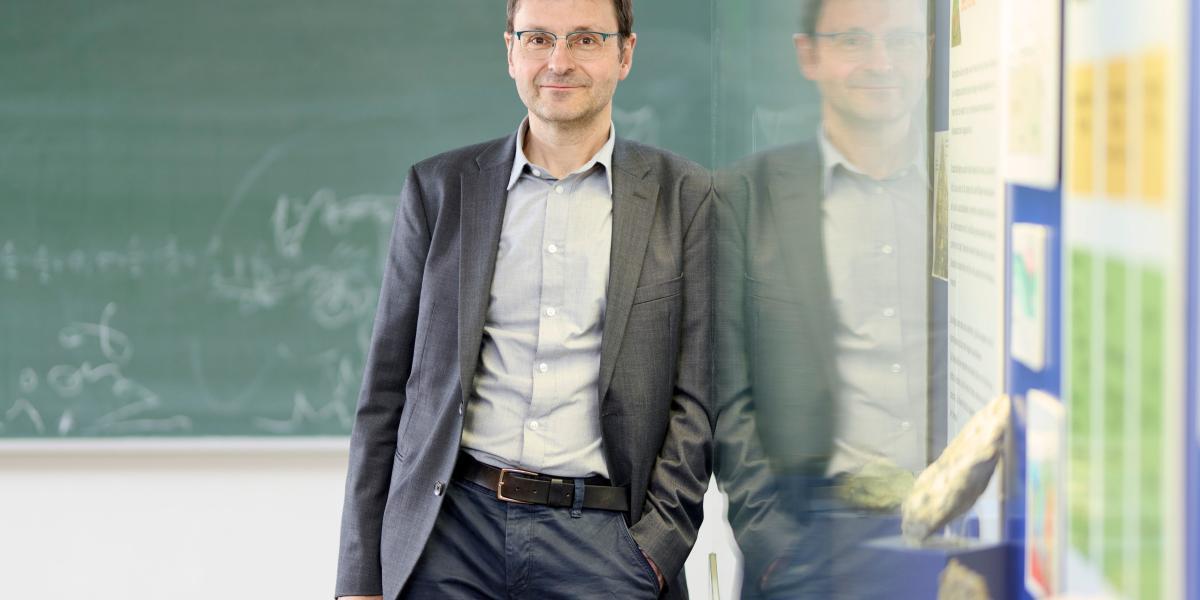 Prof. Sandro Jahn steht in einem Hörsaal vor einer Tafel Prof. Sandro Jahn steht in einem Hörsaal vor einer Tafel