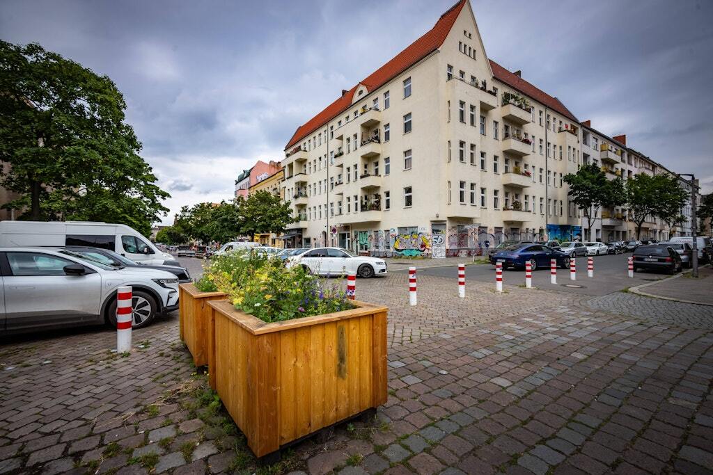 Pfostensperre in Wedding: Auf der Kreuzung Bellermann-/Grüntaler Straße im Norden von Mitte sollen Poller Schleichverkehr verhindern und den Autoverkehr beruhigen.