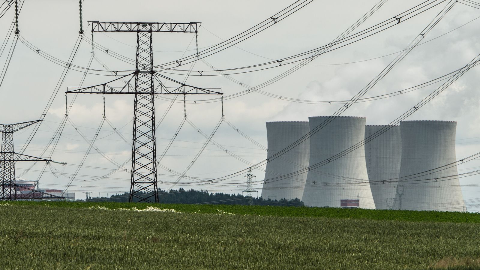 Atomkraftwerk Temelin und Stromleitungen (Symbolbild)