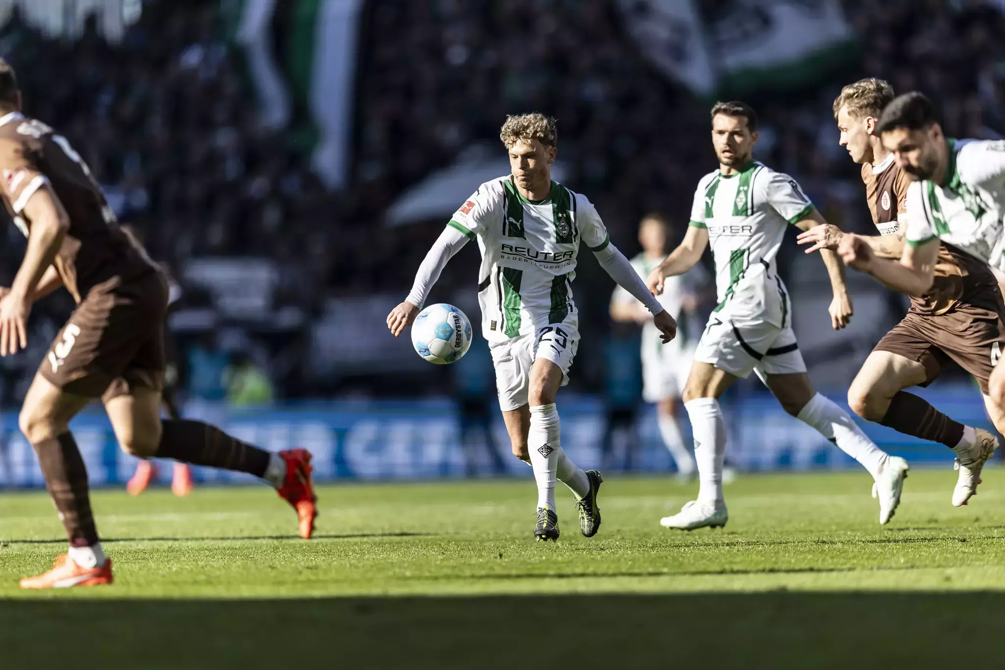 Die Fohlen haben sich am 28. Bundesliga-Spieltag mit 1:1 (1:0) vom FC St. Pauli getrennt. Den Treffer für die Fohlen erzielte Ko Itakura. Kurz vor dem Ende gelang den Gastgebern der Ausgleichstreffer durch Afolayan. 