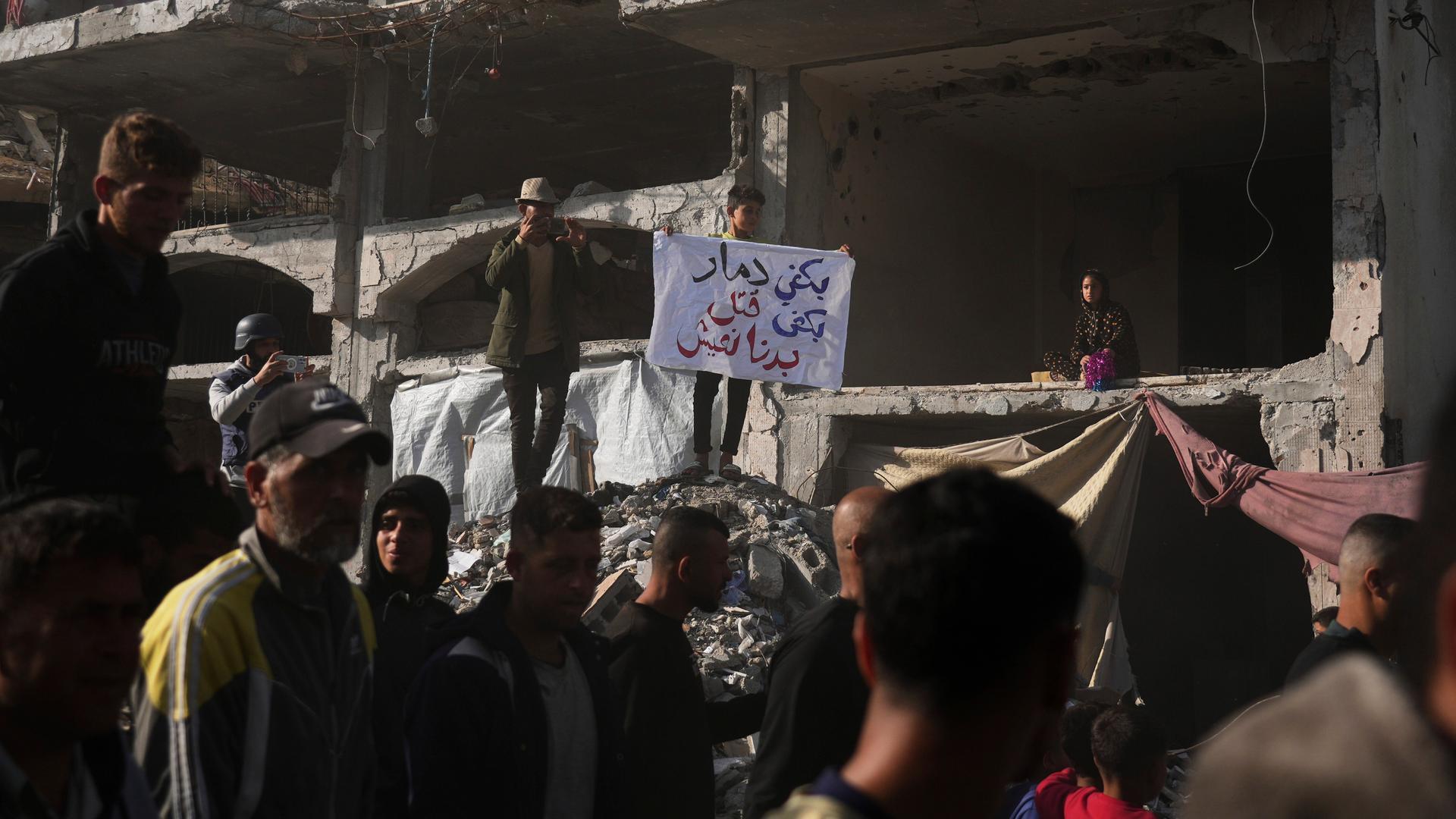 Palästinensische Gebiete, Beit Lahiya: Palästinenser protestieren gegen die Hamas und den Krieg mit Israel.