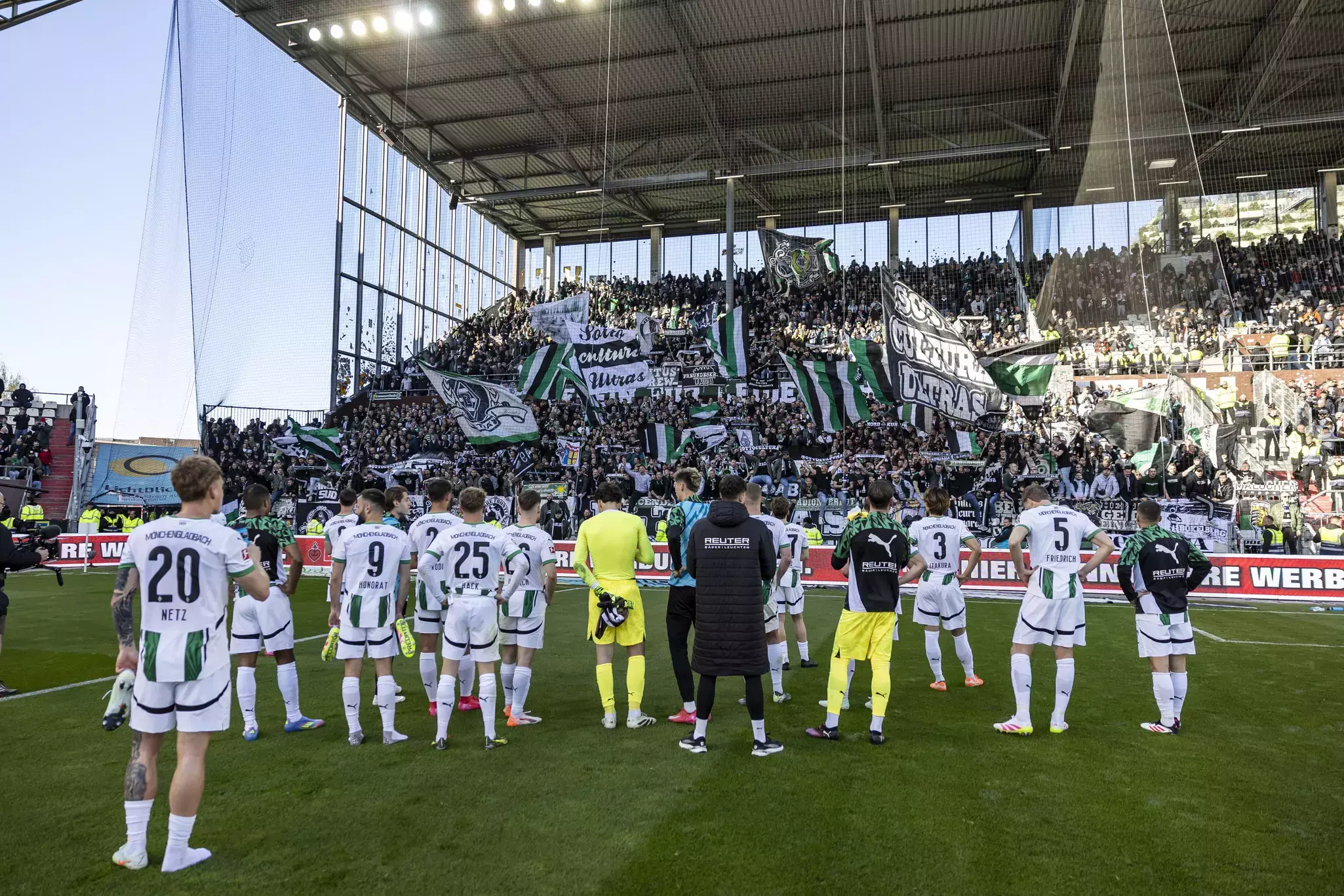 Nach dem 1:1 beim FC St. Pauli war allen Verantwortlichen der FohlenElf klar, dass man es zuletzt deutlich besser gemacht hat als in Hamburg. Nach dem Punktgewinn gilt es den Blick nach vorne zu richten, auf das kommende Duell mit dem SC Freiburg. 