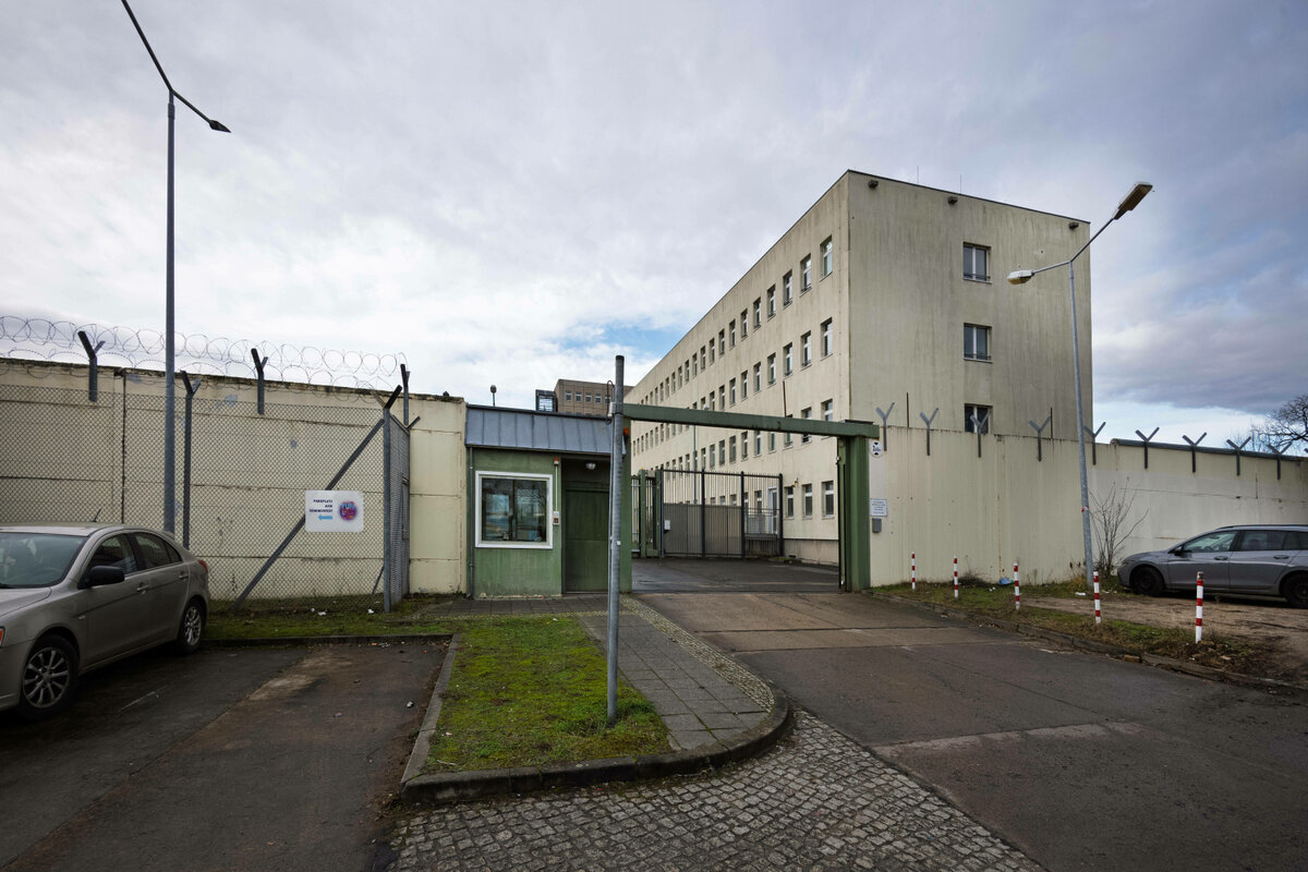 Die Zufahrt eines Gebäudekomplexes ist mit einem Tor versperrt