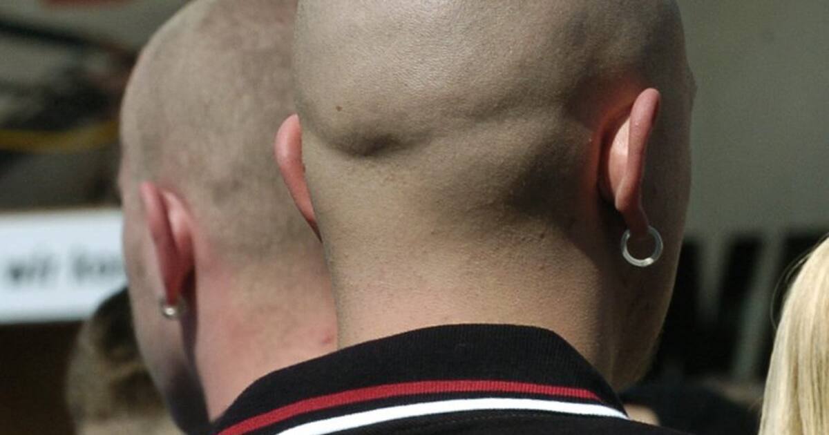 Kahlgeschorene Demonstranten stehen in Berlin in einer Gruppe von rechtsextremen NPD-Anhängern. Ein Archivbild aus dem Jahr 2004. Bei jungen Neonazis in Brandenburg ist dieser Style mittlerweile wieder im Trend.