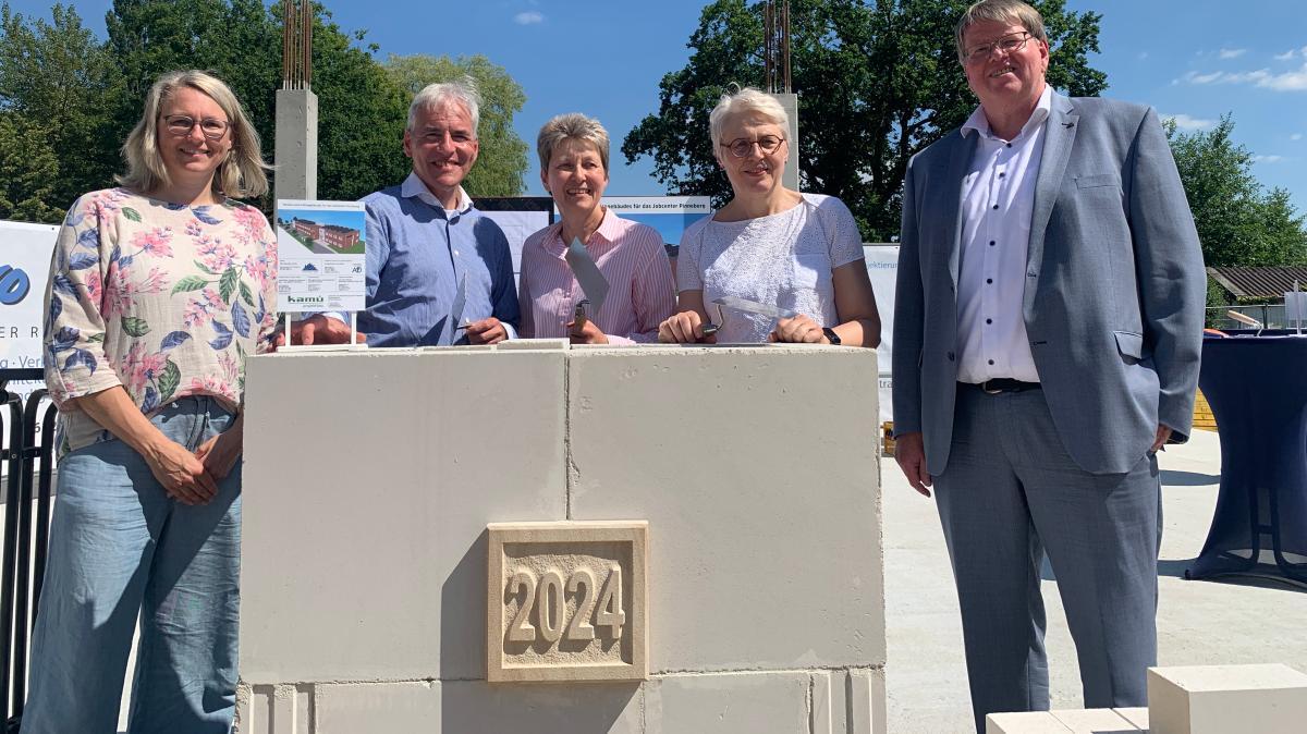 Legten gemeinsam den Grundstein für das neue Pinneberger Jobcenter: Von links: Bettina Herrmann, Kamü Projektbau, Ronald Geist, Chef Arbeitsagentur Elmshorn, Ute Beckmann, Jobcenter-Geschäftsführerin, Elfi Heesch, Landrätin Kreis Pinneberg, Ralf van Döllen, HBG Bauträger.