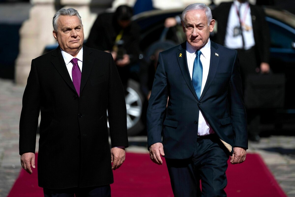 Benjamin Netanjahu und Viktor Orbán laufen nebeneinander