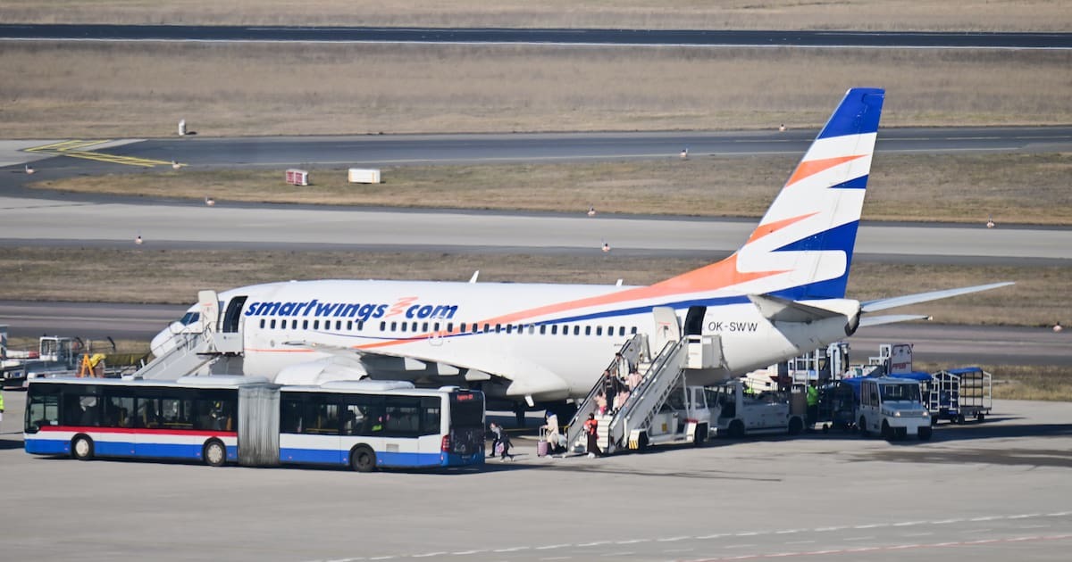 Passagiere steigen aus einem Flugzeug, in dem Menschen aus Afghanistan sitzen, die eine Aufnahmezusage haben, am Flughafen Berlin Brandenburg aus. 
