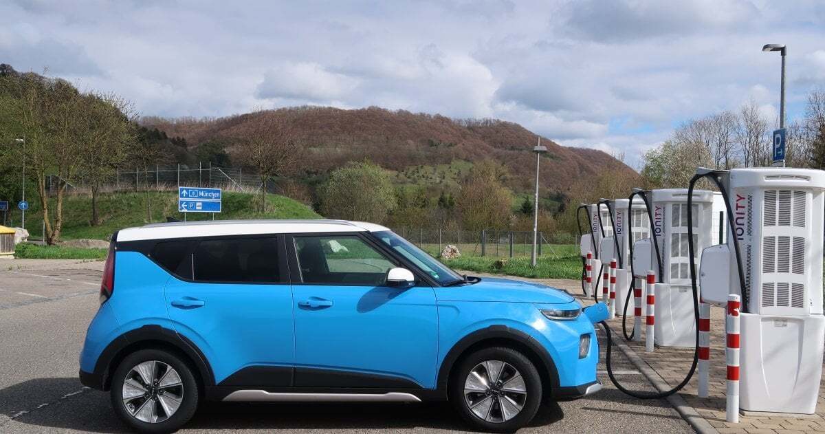 Kia e-Soul lädt Strom auf der Raststätte.