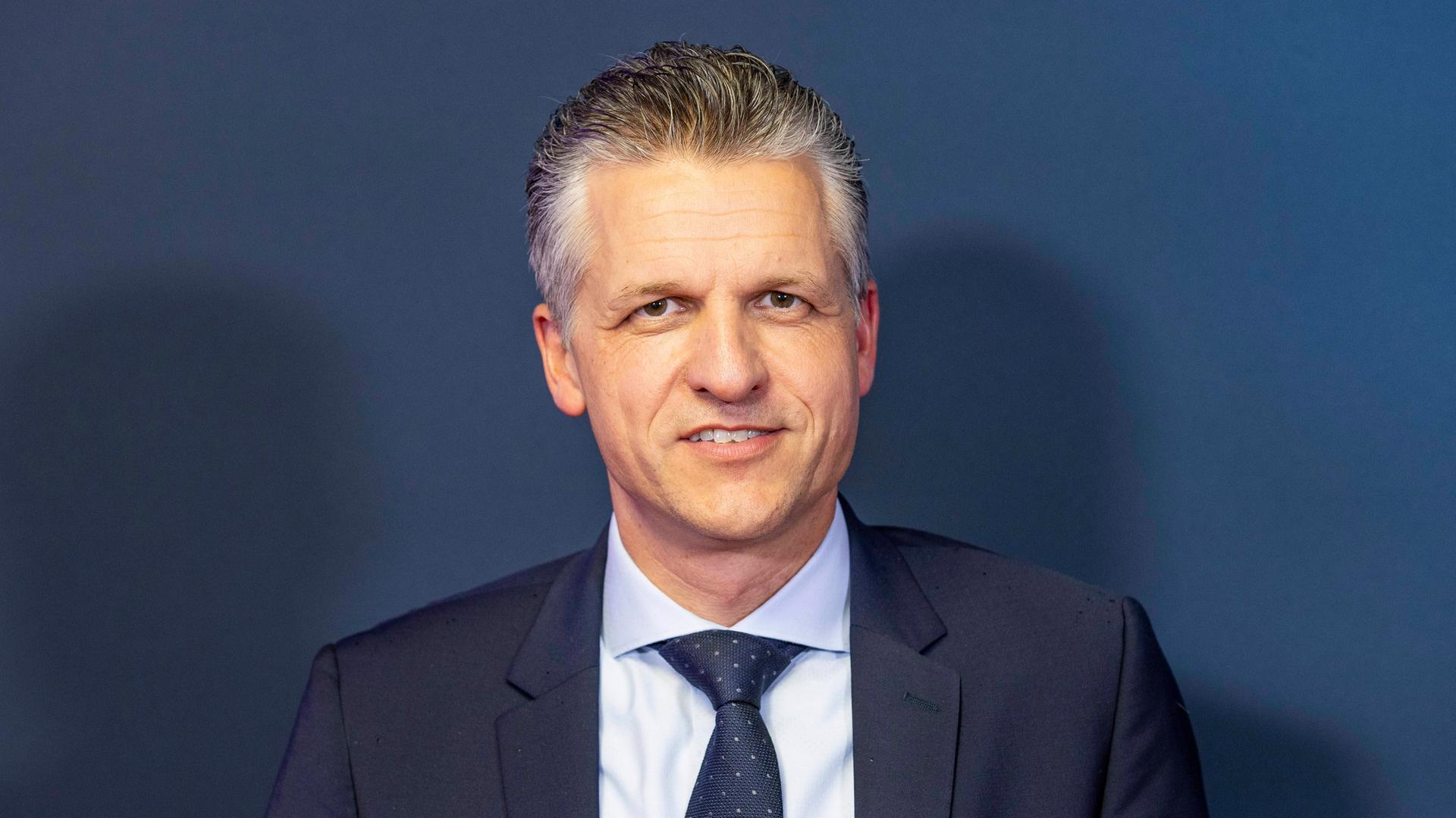 Thorsten Frei schaut direkt in die Kamera. Er hat graumeliertes Haar und trägt einen Anzug mit Krawatte.