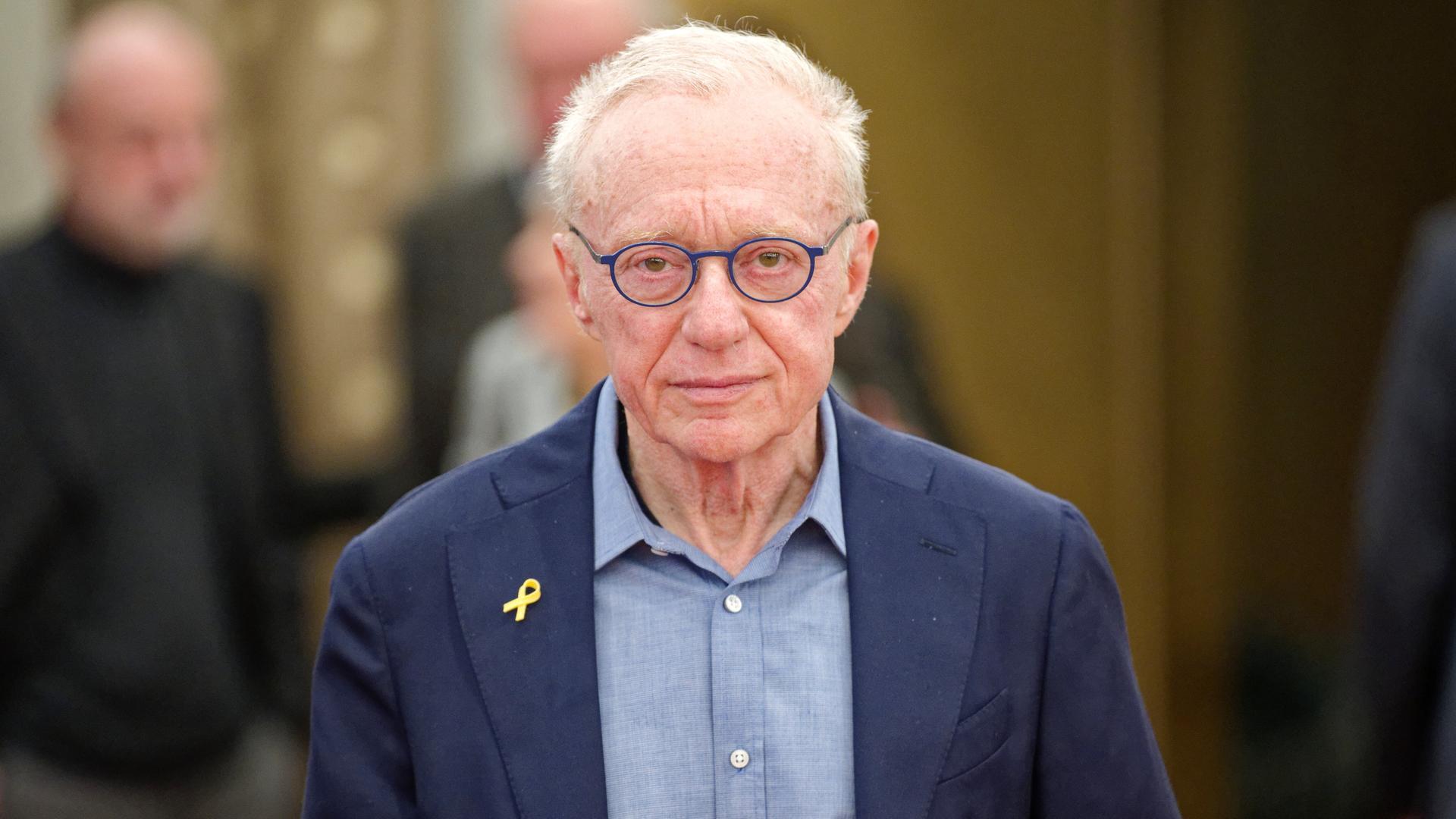 Der Autor David Grossman steht nach der Verleihung des Heine-Preises 2024 an ihn im Foyer des Düsseldorfer Schauspielhauses.