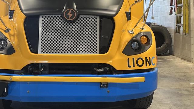Un autobus dans un garage.