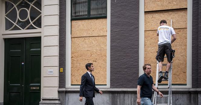 D66-leider Rob Jetten zaterdag bij het kantoor van zijn partij in Den Haag, waar relschoppers ruiten ingooiden. Foto Lina Selg/ANP  