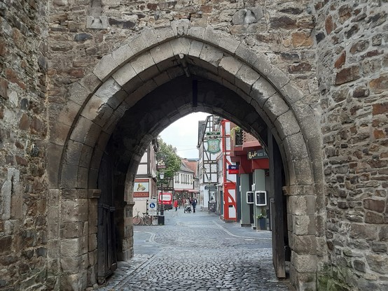 Blick durch einen Torbogen in eine  Straße (Niederhutstraße) mit Fachwerkhäusern