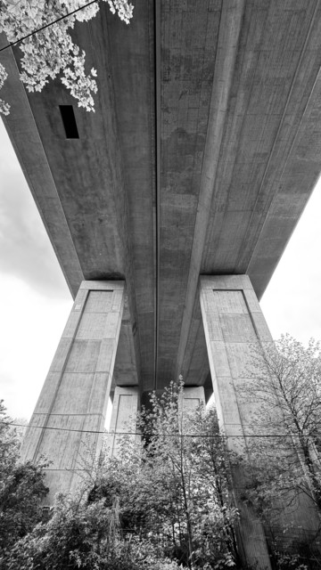 Steil nach oben geht der blick von unten unter eine Autobahn Brücke der A44