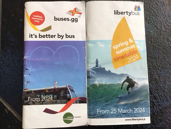 Bild zeigt zwei Heftchen von Guernsey und Jersey mit den Fahrplänen der Linienbusse.