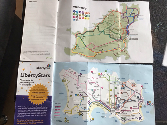 Bild zeigt die aufgeklappten Landkarten der Heftchen mit dem Streckennetz der Buslinien.