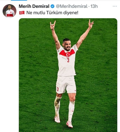 Screenshot X Post Merih Demiral. Er teilt ein Bild des gestrigen Spieles gegen Österreich. Es zeigt ihn, wie er den Wolfsgruss der Grauen Wölfe in Richtung der Zuschauer macht. Dazu schreibt er: „🇹🇷 Wie glücklich ist derjenige, der sagt, er sei ein Türke!“