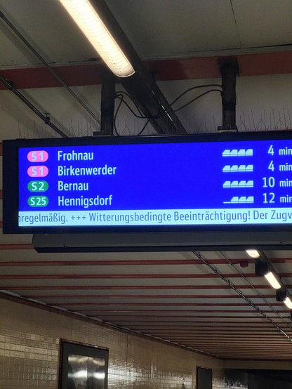 S-Bahn-Tafel: Unregelmäßig. Witterungsbedingte Beeinträchtigung.