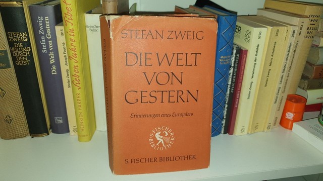 Bild eines Buches in einem Buchregal mit vielen Büchern: Stefan Zweig - Die Welt von Gestern - Erinnerungen eines Europäers