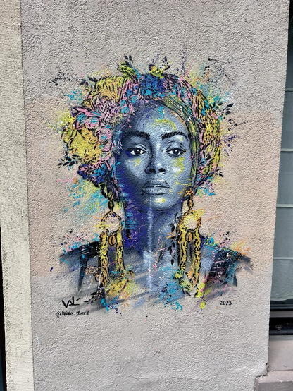 Graffiti mit Porträt einer Frau mit Haarschmuck und Ohrringen