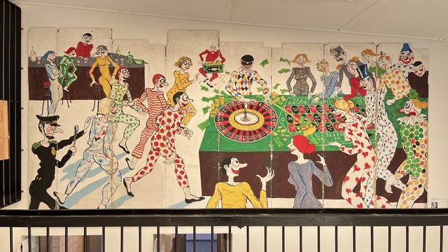 Wandgemälde aus den 70 ern. Eine burleske Gesellschaft strömt an einen Roulett-Tisch