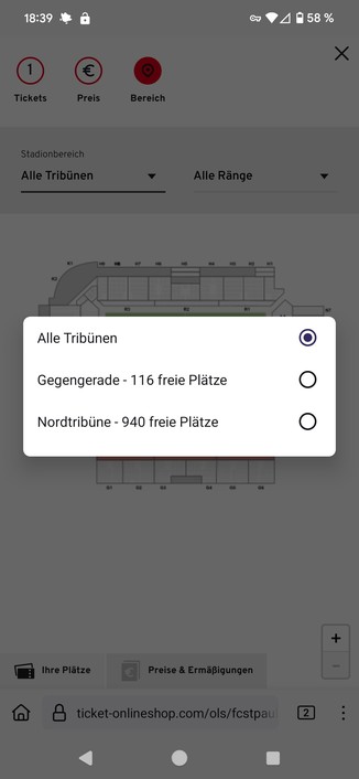 Das Bild zeigt einen Screenshot einer Ticketbuchungsseite für ein Stadion. Oben im Bild gibt es eine Auswahlmöglichkeit für verschiedene Stadionbereiche. Die Auswahlmöglichkeiten sind: "Alle Tribünen", "Gegengerade - 116 freie Plätze" und "Nordtribüne - 940 freie Plätze". Momentan ist die Option "Alle Tribünen" ausgewählt. Im Hintergrund ist ein Stadionplan sichtbar.