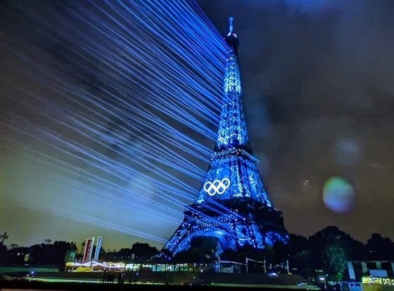 Spektakuläre Lasershow am Eiffelturm zur Eröffnung der Olympischen Spiele 2024 in Paris 