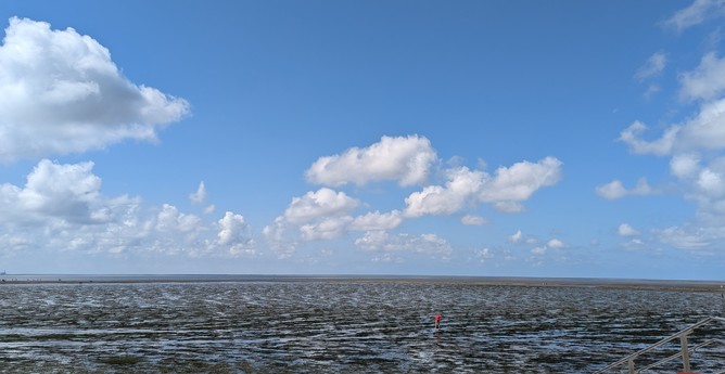 Wattenmeer, blauer Himmel mit weißen Wolken 