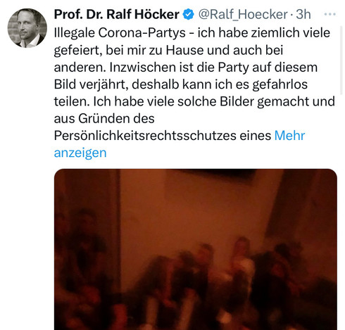 Screenshot X Post Prof. Dr. Ralf Höcker @Ralf_Hoecker: 

Illegale Corona-Partys - ich habe ziemlich viele gefeiert, bei mir zu Hause und auch bei anderen. Inzwischen ist die Party auf diesem Bild verjährt, deshalb kann ich es gefahrlos teilen. Ich habe viele solche Bilder gemacht und aus Gründen des Persönlichkeitsrechtsschutzes eines ausgesucht, auf dem die Feiernden nicht erkennbar sind.

Man muss es sich noch einmal in Erinnerung rufen: Uns wurde damals verboten, uns auf eigenes Risiko mit Freunden zu Hause in den eigenen vier Wänden zu treffen, obwohl wir gesund und geimpft waren. Ich bin vierfach geimpft und habe meine Gäste stets vor Ort getestet. Ich war damals nicht gewillt, mich ein- und aussperren zu lassen und ich werde es auch künftig nicht sein, falls der Staat sich noch einmal anmaßen sollte, derart übermäßig in meine Freiheitsrechte einzugreifen.

Als dieses Bild entstand, standen vorm Haus zwei Mannschaftswagen der Polizei mit ca. zehn Polizisten, die versuchten …