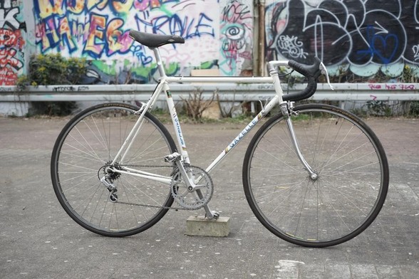 weißes gazelle rennrad.