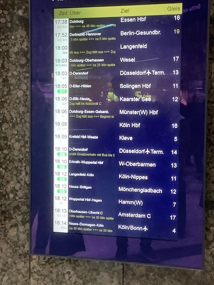Abfahrtsbildschirm im Düsseldorfer Hauptbahnhof mit vielen Verspätungen.