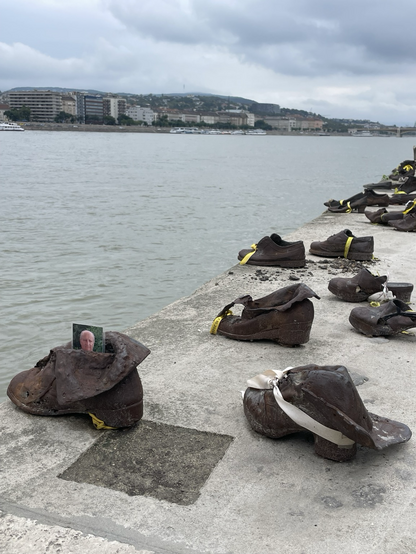 Denkmal der Schuhe am Donauufer, das an die 1944/45 erschossenen Juden erinnert. Es wurde mit Fotos der am 7.10.23 entführten Geiseln geschmückt. 