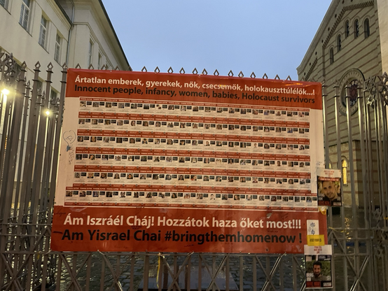 Plakat mit den Bildern der Geiseln des 07.10. vor dem Denkmal Baum des Lebens vor der Großen Synagoge 