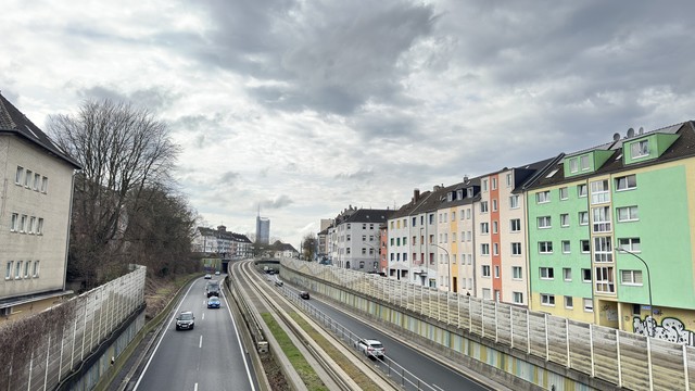 Blick auf die A40 mit der Busspur in der Mitte