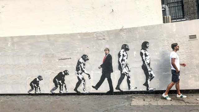 Banksy ist wahrscheinlich der bekannteste Graffiti-Künstler der Welt. Da ist es wenig überraschend, dass ihm ab und zu fälschlicherweise Werke anderer Urheber zugeschrieben werden.

Im Netz kursiert aktuell das Bild eines Graffitis in London, mutmaßlich von Banksy. Viele Userinnen und User schreiben ihm das Werk zu, beispielsweise auf X. Es zeigt die Evolution des Affen zum Menschen in fünf Schritten. In der Mitte ist US-Präsident Donald Trump abgebildet, der nicht wie die anderen Figuren nach rechts in Richtung des Menschen geht, sondern in die entgegengesetzte Richtung - zurück zum Affen.

Bewertung
Es handelt sich um die Aufnahme eines Graffitis des Londoner Graffiti-Künstlers Loretto, die nachträglich verändert wurde: Auf dem echten Kunstwerk geht Trump ebenfalls nach rechts.