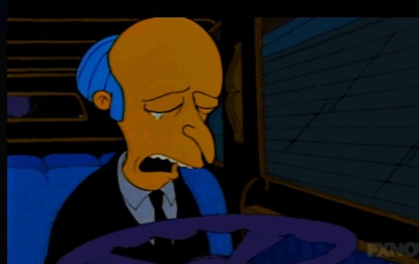 Screenshot der TV-Serie "The Simpsons": Atomfan und Klassenkämpfer von oben, Mr. Burns, weint am Steuer eines PkWs
