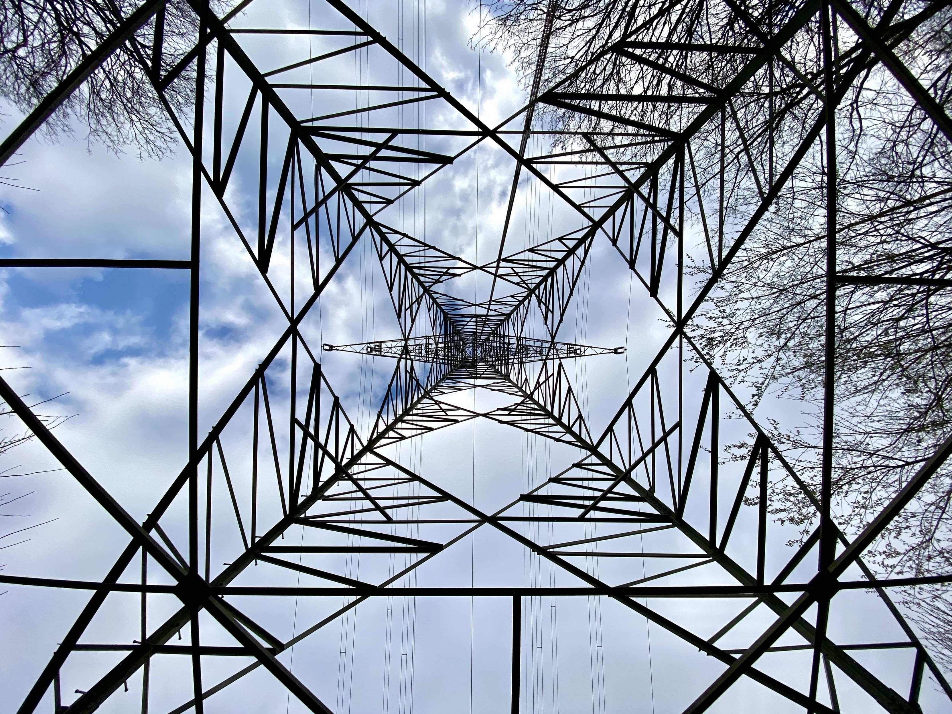 Aus dem Inneren Eines Strom-Masten senkrecht nach oben fotografiert Aus dem Inneren Eines Strom-Masten senkrecht nach oben fotografiert