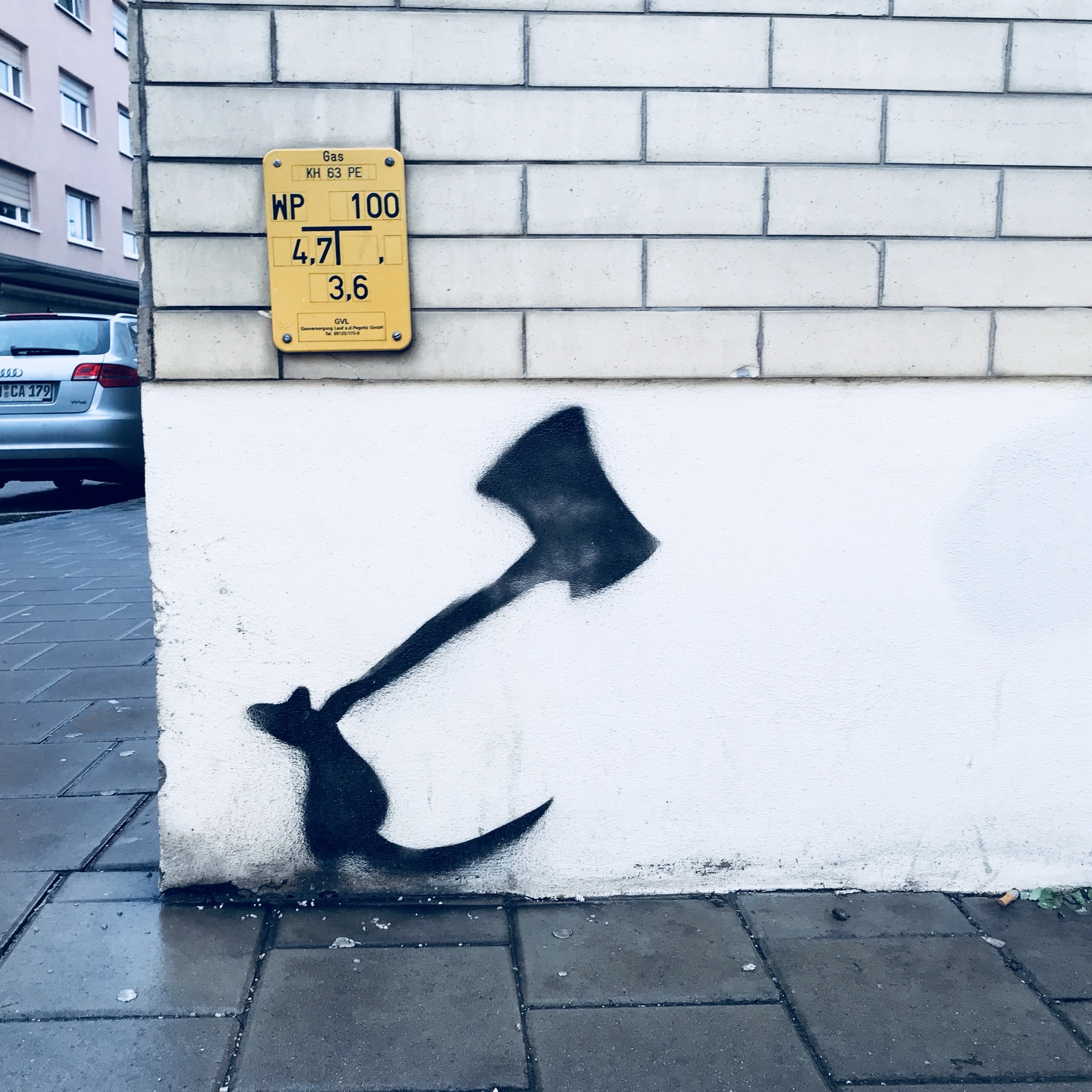 Die Graffiti Maus wartet um die Hausecke mit einem überdimensionierten Beil über ihrem Kopf auf die Katze Die Graffiti Maus wartet um die Hausecke mit einem überdimensionierten Beil über ihrem Kopf auf die Katze