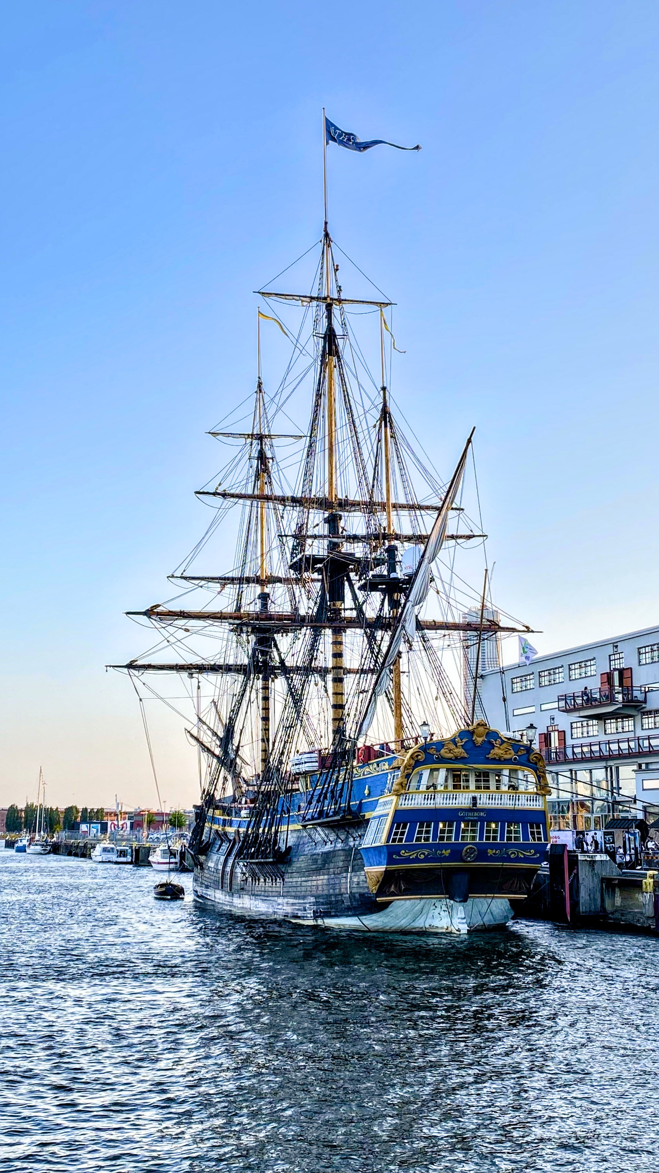 Ein reich dekoriertes uns verziertes Segelschiff (3-Master?) liegt am Kai. Es handelt sich wohl um den Nachbau eines Schiffes aus dem 16./17. Jahrhundert. Ein reich dekoriertes uns verziertes Segelschiff (3-Master?) liegt am Kai. Es handelt sich wohl um den Nachbau eines Schiffes aus dem 16./17. Jahrhundert.