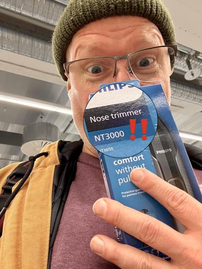 Selfie - ich halte mir eine Verpackung mit der Aufschrift "Philips NT3000 Nose Trimmer" vors Gesicht und versuche, authentisch entsetzt auszusehen.
