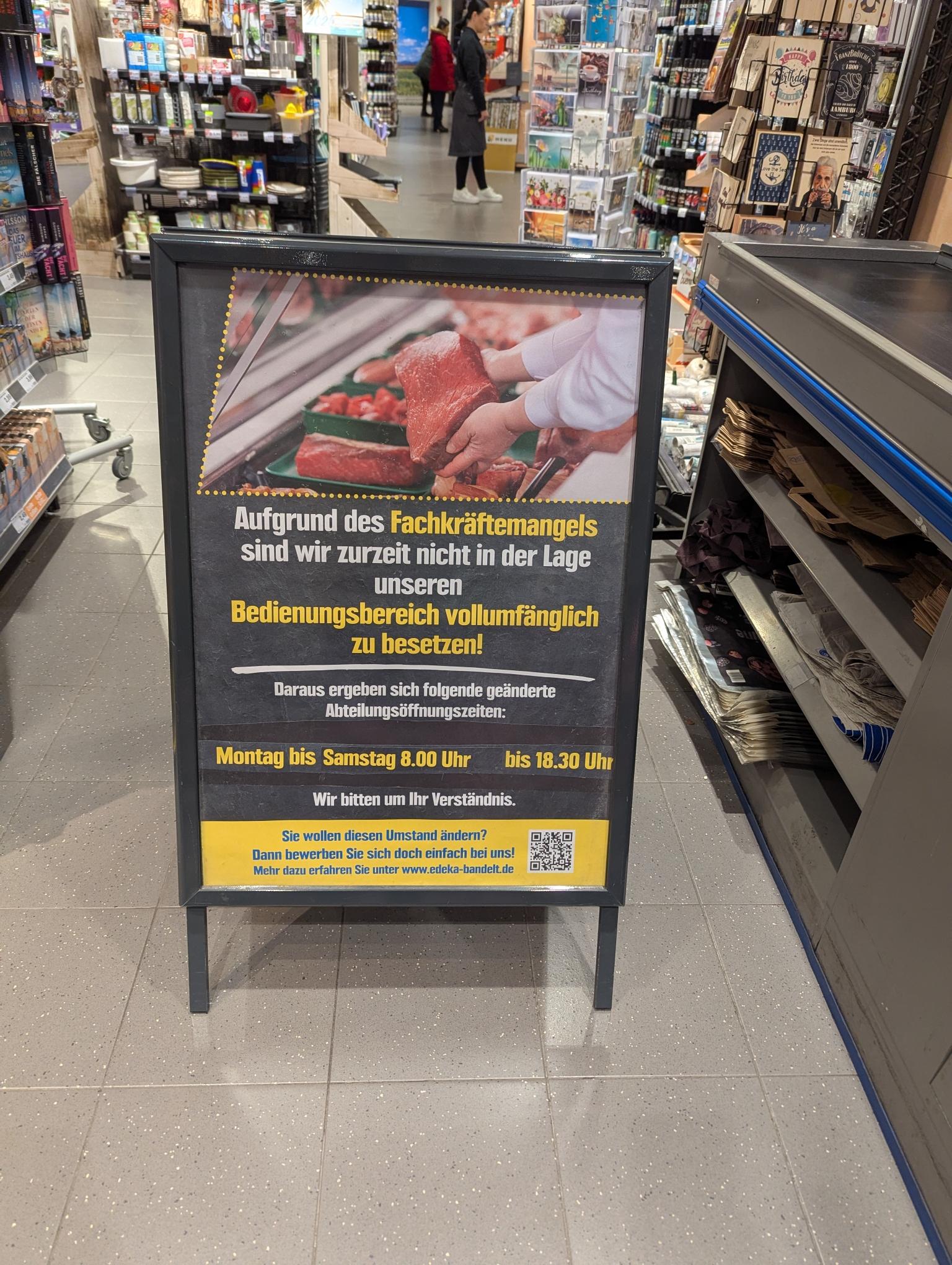 Schild im Supermarkt: wegen Fachkräftemangel hat der Bedienbereich kürzere Öffnungszeiten.