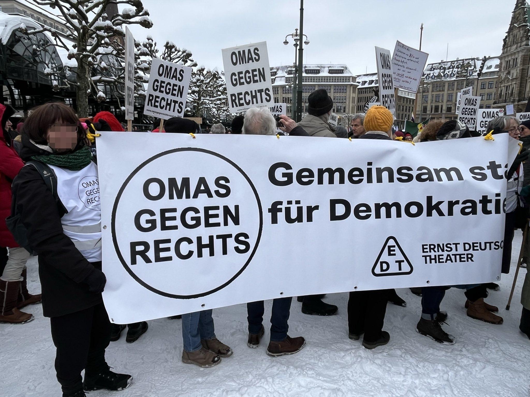 Omas gegen Rechts mit den Omas gegen Rechts Schildern und Einem Demo Banner "Gemeinsam stark für Demokratie (Omas gegen Rechts und Ernst Deutsch Theater) 