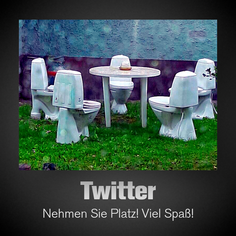 Fünf Toiletten um einen Gartentisch. Darunter der Text: Twitter: Nehmen Sie Platz! Viel Spaß!