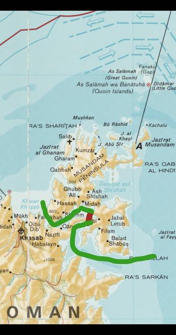 Kartenausschnitt der Straße von Hormus.
Durch die Fjorde der Musandam-Halbinsel führt eine händisch eingezeichnete Linie. Auf dem Wasser ist sie grün, dann wird sie kurz rot und durchquert einen schmalen Landstreifen und ist dann wieder grün.
Der Seeweg durch die Fjorde ist um Größenordnungen schmaler als die Straße von Hormus.
https://commons.wikimedia.org/wiki/File:Ct002935.jpg
