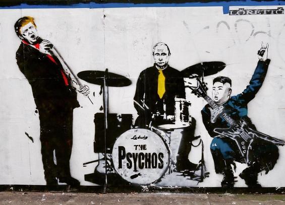 Foto eines Graffito. Es zeigt eine Band »The Psychos« mit Wladimir Putin am Schlagzeug, Kim Jong Un an der Gitarre und Donald Trump als Sänger. 